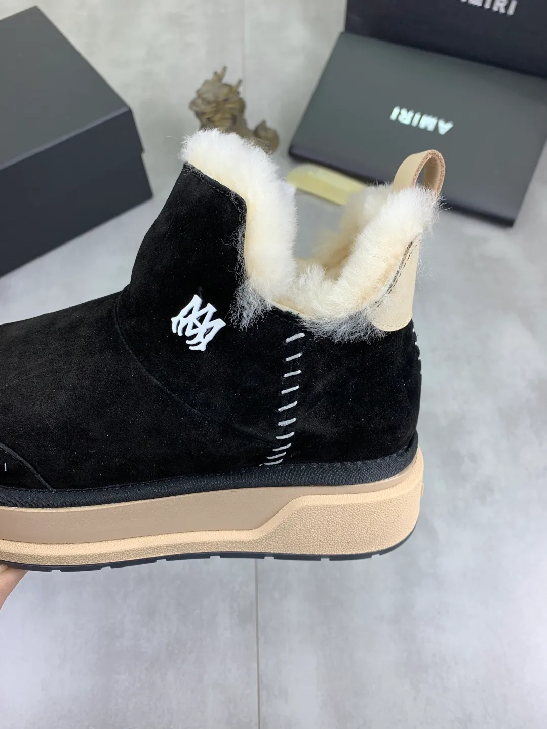 Men's shoes 💰P520 New high-quality fur-integrated Amiri Emile new winter wool shoes MA-1 wool shoes Amiri gave up the rock punk style in the new season. It uses a lot of unsaturated colors, Morandi tones, whether you see or wear them, it will make people very happy. The large tongue of the bread shoes continues, shortens the length of the shoe body, thickens the midsole, and the toe part is more rounded. Amiri's brand letters and MA logo appear on the side of the shoe. Fabric: Original custom imported first-layer frosted cowhide + real wool lining. Outsole TPU material. Bottom thickness 4CM. Color: three colors available. Size: #女 models 35-40